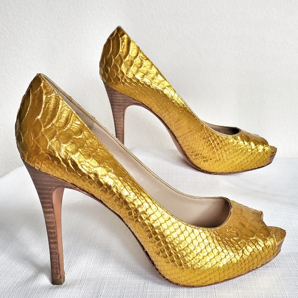 Marciano gold Scale pumps